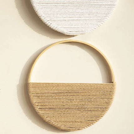 Détail du tissage en coton jute et écru de deux plaques murales rondes en macramé