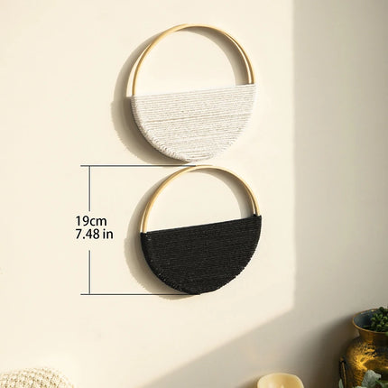 Schema : plaques murales rondes en macrame de 19 cm, versions ecru et noir au mur