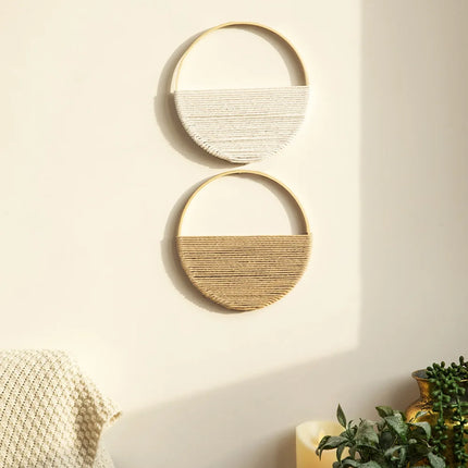 Deux plaques murales rondes en macramé, écrue et jute, dans un intérieur bohème lumineux