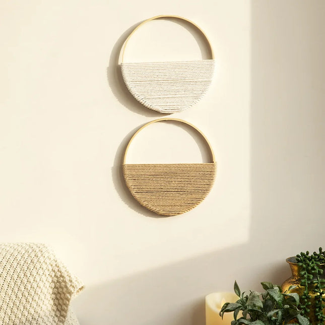 Lot de 2 plaques murales rondes en macramé, une écrue et une jute, au-dessus d'un lit bohème
