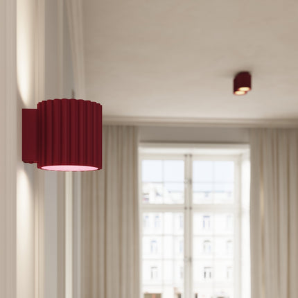 Luminaires Aura bordeaux en version applique murale et plafonnier dans un intérieur lumineux