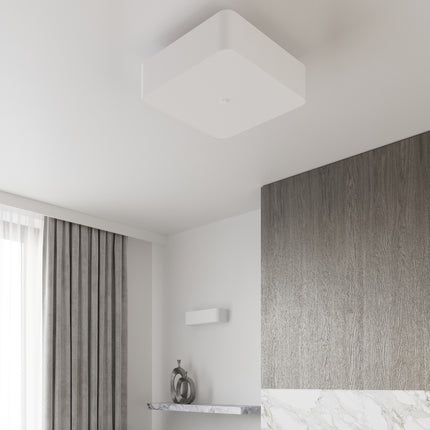 Luminaire carré blanc de la collection vu de près au plafond dans un intérieur clair