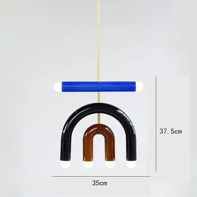 Luminaire suspendu LED créatif en forme d'arc-en-ciel, apportant un éclairage moderne et coloré.