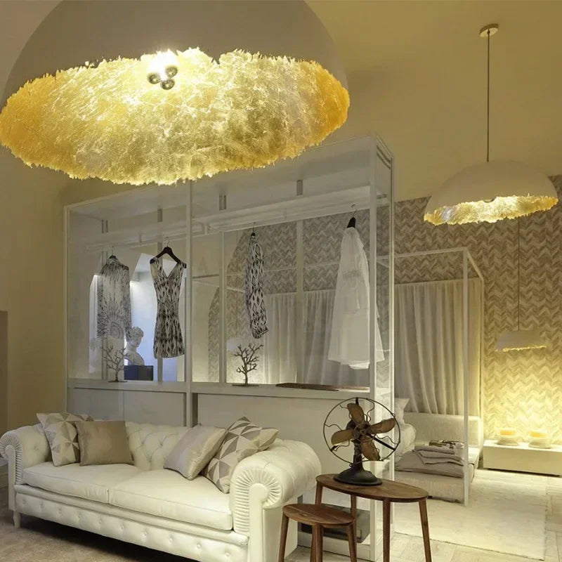 Luminaire demi-lune en résine de grande taille, idéal pour un éclairage d'ambiance dans un grand salon ou un hall d'hôtel.