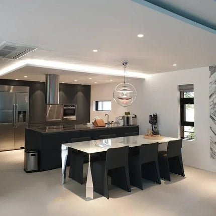 Luminaire suspension design nordique transparent, parfait pour un éclairage contemporain dans les espaces de vie.