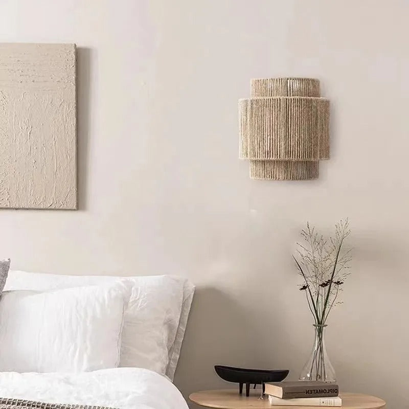 Luminaire mural en rotin avec design épuré, offrant un éclairage doux pour un intérieur minimaliste.