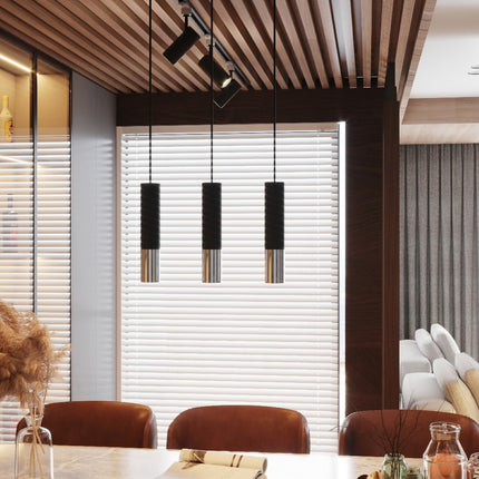 Trois tubes noir et chrome de la collection Duo devant une fenêtre dans un séjour contemporain