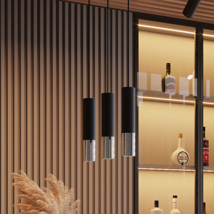 Détail des tubes noir mat et chrome de la collection Duo devant un mur en bois et une vitrine