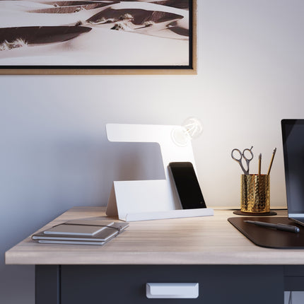 Ambiance chambre mansardée avec bureau et luminaire blanc de la gamme Tulipe dans un intérieur contemporain.