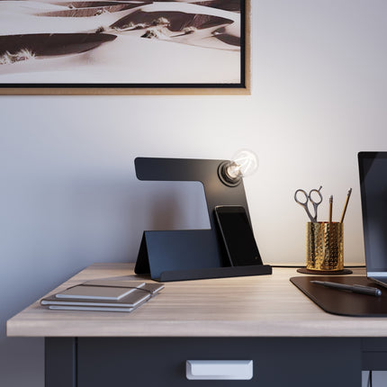Ambiance chambre mansardée avec bureau et luminaire noir de la gamme Tulipe dans un intérieur contemporain.