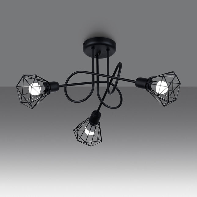 Lustre plafonnier noir 3 lumières, bras en acier noués et cages diamant, vue en angle sur fond gris