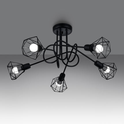 Lustre plafonnier noir 5 lumières, bras en acier noués et cages diamant, vue en angle sur fond gris