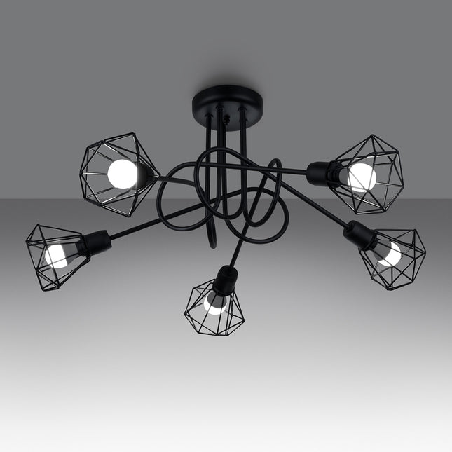 Lustre plafonnier noir 5 lumières, bras en acier noués et cages diamant, vue en angle sur fond gris