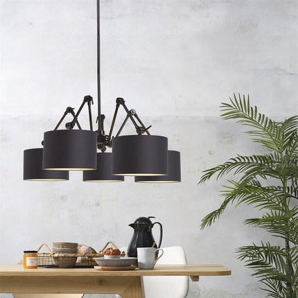 Lustre Amsterdam 5 abat-jours cylindriques coton noir suspendu au-dessus d'une table à manger