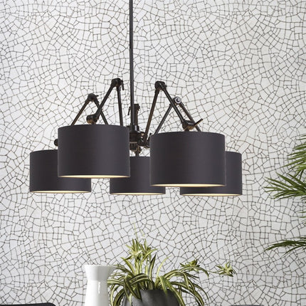 Lustre Amsterdam en fer noir et abat-jours coton devant un mur en carrelage graphique