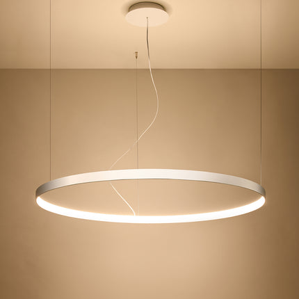 Lustre Anneau Solis 110 cm blanc allumé, halo LED chaud dans une ambiance tamisée
