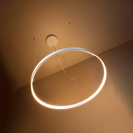 Lustre Anneau Solis 110 cm blanc allumé, vu de trois quarts en ambiance chaude