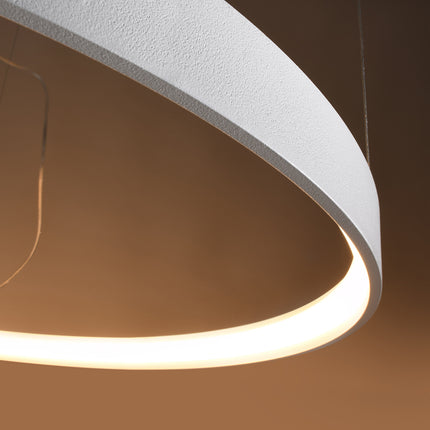 Gros plan sur le diffuseur LED allumé de l'Anneau Solis en ambiance chaude