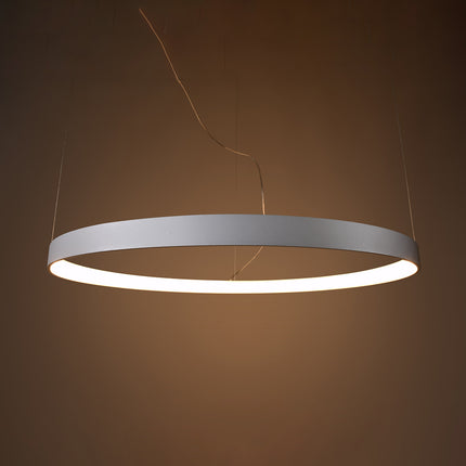 Lustre Anneau Solis 110 cm blanc allumé, diffuseur LED continu dans une ambiance chaleureuse