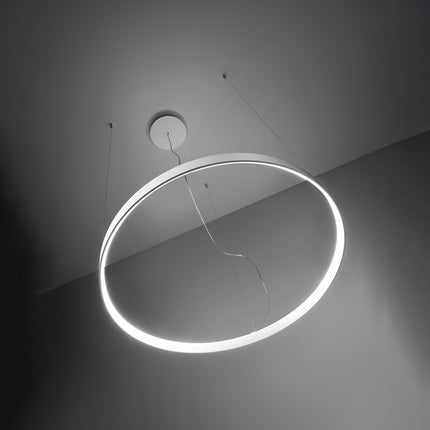 Lustre Anneau Solis 110 cm blanc allumé, vu de trois quarts en ambiance tamisée