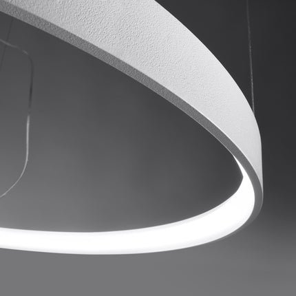 Gros plan sur le diffuseur LED allumé de l'Anneau Solis en ambiance tamisée