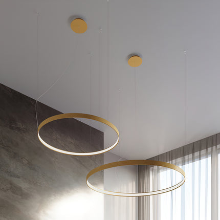 Lustres anneaux dorés Anneau Solis en cascade dans un salon lumineux
