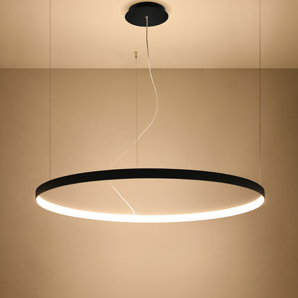 Lustre Anneau Solis 110 cm noir allumé, halo LED chaud dans une ambiance tamisée