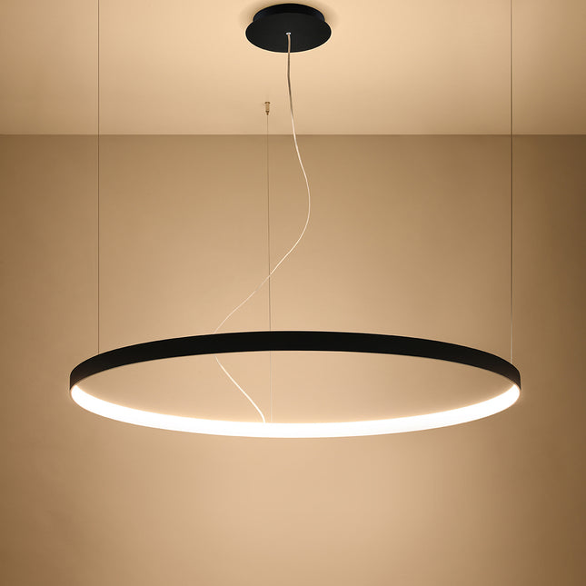 Lustre Anneau Solis 110 cm noir allumé, halo LED chaud dans une ambiance tamisée