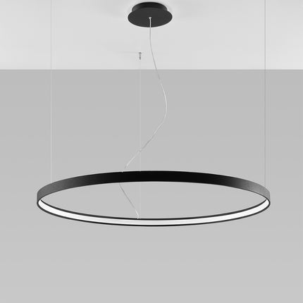 Lustre Anneau Solis 110 cm noir allumé, halo LED circulaire suspendu à un plafond