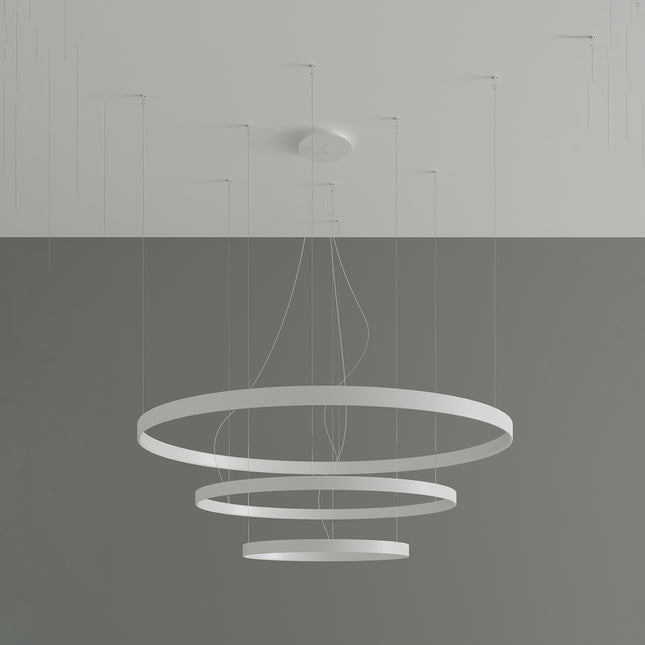 Lustre Anneau Solis 3 anneaux blancs suspendus en cascade, vue studio