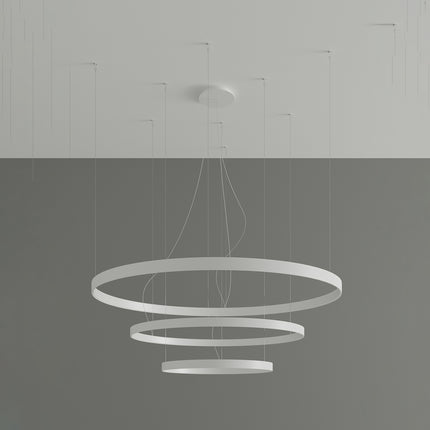 Lustre Anneau Solis 3 anneaux blancs suspendus en cascade, vue studio