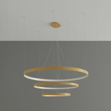 Lustre Anneau Solis 3 anneaux dorés suspendus en cascade, vue studio