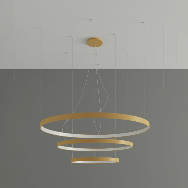 Lustre Anneau Solis 3 anneaux dorés suspendus en cascade, vue studio
