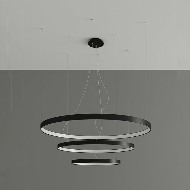 Lustre Anneau Solis 3 anneaux noirs suspendus en cascade, vue studio