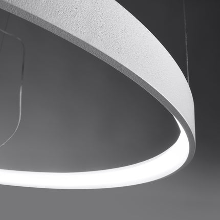 Anneau lumineux Solis 55 cm allumé, diffuseur LED continu vu de trois quarts