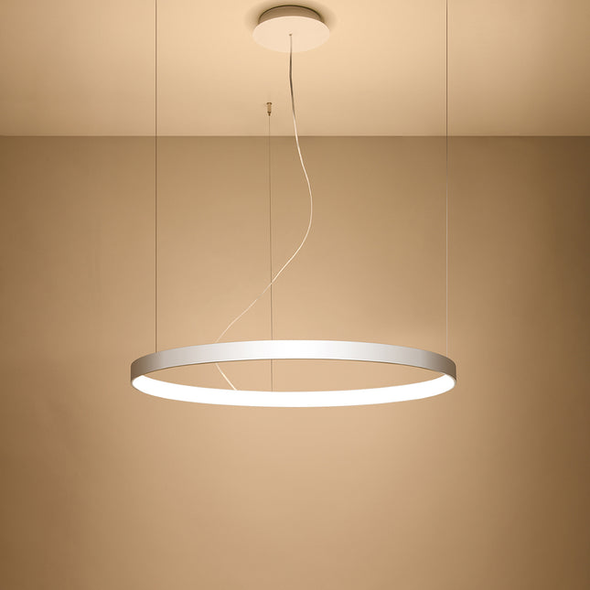Lustre Anneau Solis 78 cm blanc allumé, halo LED chaud dans une ambiance tamisée