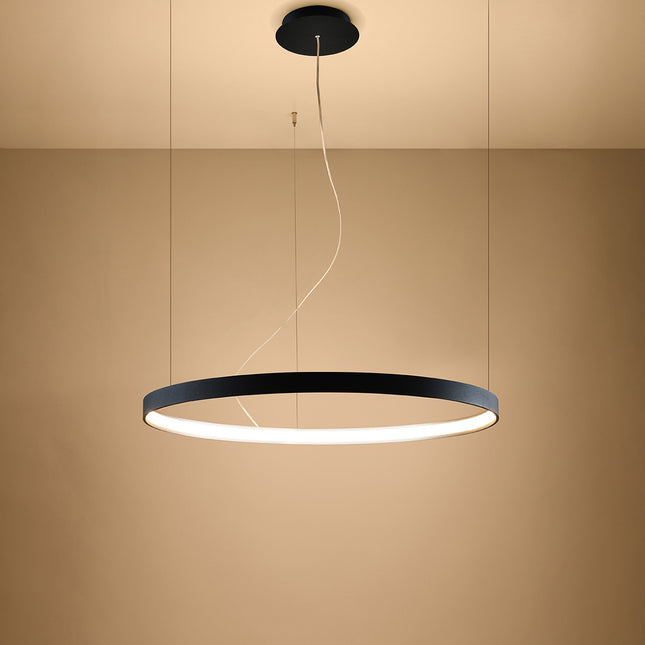 Lustre Anneau Solis 78 cm noir allumé, halo LED chaud dans une ambiance tamisée