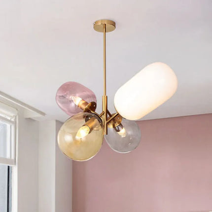 Lustre en forme de ballon en verre rose, design créatif pour ajouter une touche colorée à votre intérieur.