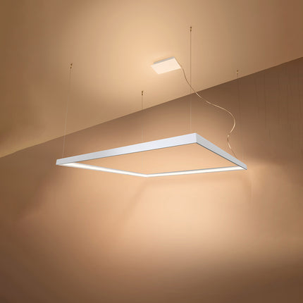 Lustre carré blanc Carré Pure 110 cm vu en angle, halo lumineux continu