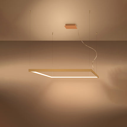Lustre carré doré Carré Pure allumé, halo blanc chaud diffusé sur le pourtour