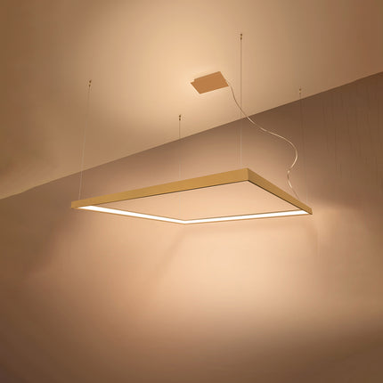 Lustre carré doré Carré Pure 110 cm vu en angle, halo lumineux continu