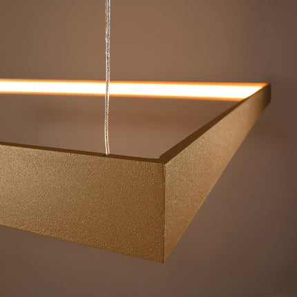 Détail d'angle du cadre carré doré Carré Pure et de son halo LED