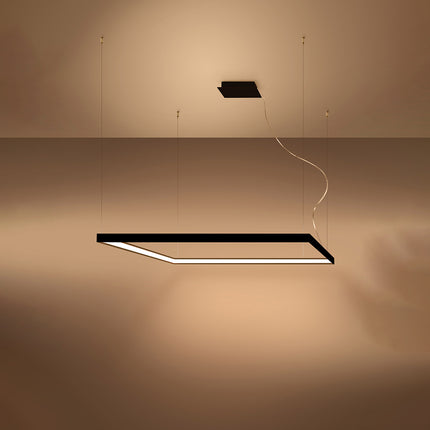 Lustre carré noir Carré Pure allumé, halo blanc chaud diffusé sur le pourtour