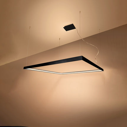 Lustre carré noir Carré Pure 110 cm vu en angle, halo lumineux continu