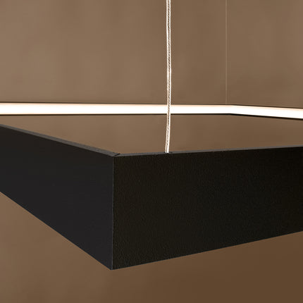 Détail d'angle du cadre carré noir Carré Pure et de son halo LED