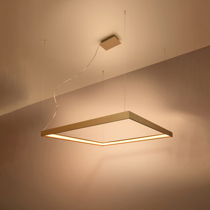 Lustre carré doré Carré Pure 80 cm vu en angle, halo lumineux continu