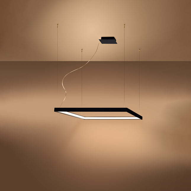 Lustre carré noir Carré Pure allumé, halo blanc chaud diffusé sur le pourtour