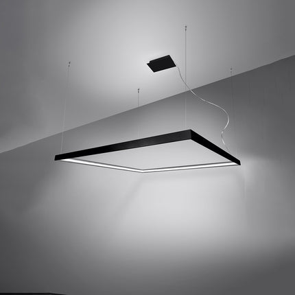 Lustre carré noir Carré Pure 80 cm vu en angle, halo lumineux continu
