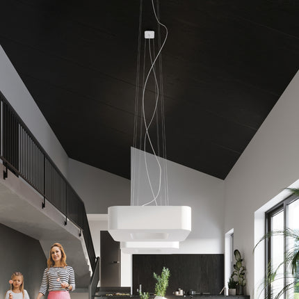 Lustre carré Uranus 80 en tissu blanc suspendu sous un grand volume, câbles acier apparents