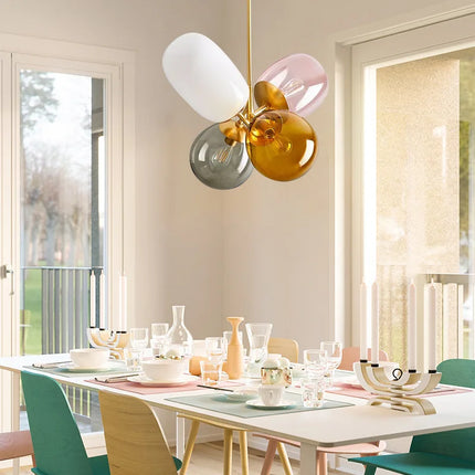 Lustre créatif avec abat-jours en verre coloré, parfait pour une décoration moderne et élégante.